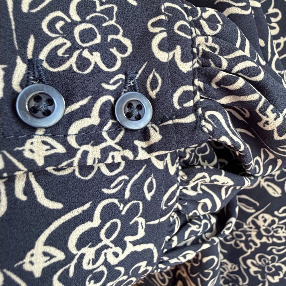 Floral Navy Blue Women's Top size medium used - Picture 5 of 7